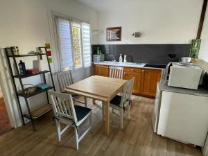 Η κουζίνα ή μικρή κουζίνα στο Le Chalet +1 φωτογραφίες
