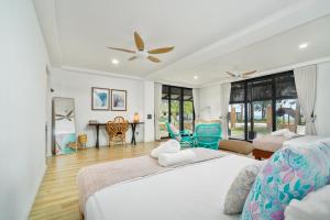 Giường trong phòng chung tại Villapadu Bayu +65 ảnh