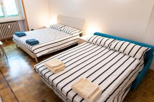 トリノにあるPonte Mosca Apartments 2のベッド2台が隣同士に設置された部屋です。