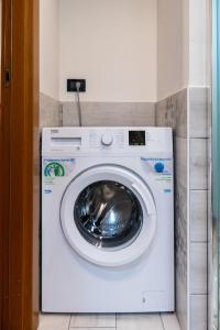 トリノにあるPonte Mosca Apartments 2の- 白い洗濯機(部屋の隅)