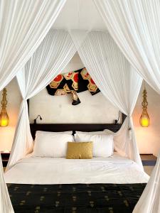 Ένα ή περισσότερα κρεβάτια σε δωμάτιο στο Karmagali Suites Adults only & Private Pool Family Villas