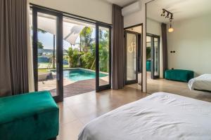 Tempat tidur dalam kamar di Rice field View with Sauna Projector and Jacuzzi Unique design