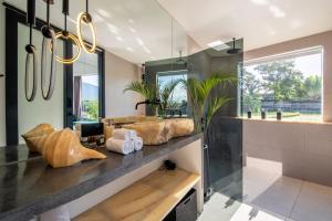 Area tempat duduk di Rice field View with Sauna Projector and Jacuzzi Unique design