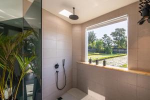 Kamar mandi di Rice field View with Sauna Projector and Jacuzzi Unique design