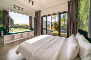 Tempat tidur dalam kamar di Rice field View with Sauna Projector and Jacuzzi Unique design