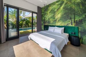 Tempat tidur dalam kamar di Rice field View with Sauna Projector and Jacuzzi Unique design
