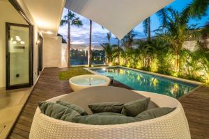Kolam renang di atau di dekat Rice field View with Sauna Projector and Jacuzzi Unique design