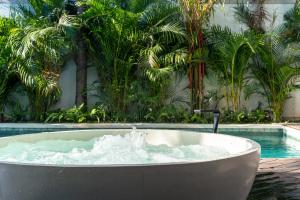 Kolam renang di atau di dekat Rice field View with Sauna Projector and Jacuzzi Unique design