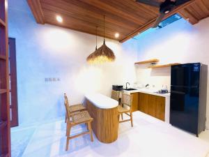 una cucina con tavolo e sedie in una stanza di Nick Villa ad Ubud