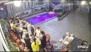 un gruppo di persone seduti ai tavoli di fronte a una piscina di Sam Villa Tam Đảo a Tam Ðảo Altre 123 foto