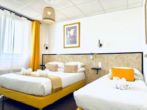 Llit o llits en una habitació de Hôtel Gaspard