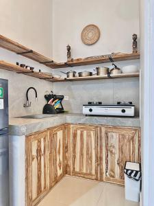 - une cuisine avec des placards en bois et un évier dans l'établissement Guest house Star No.1, à Bedahulu