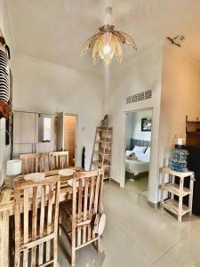 une salle à manger avec une table et des chaises ainsi qu'une chambre dans l'établissement Guest house Star No.1, à Bedahulu