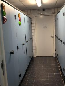 a row of lockers in a hallway with a door at Chalets Maria Garden in Zevenbergen
