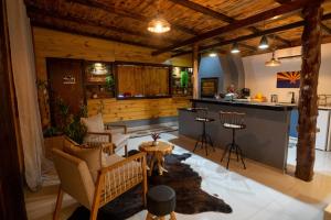 a living room with a bar and a kitchen at Cabana com Ofurô e Cinema a 6km do Centro in Ibicaré