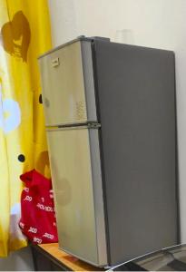 - un réfrigérateur gris installé sur une étagère dans une pièce dans l'établissement My Soul Homestay, à Kampong Ru Sepuloh