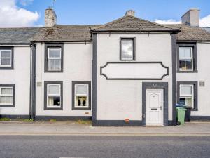 een wit huis met een groot bord erop bij 3 Bed in Cockermouth 59384 in Cockermouth