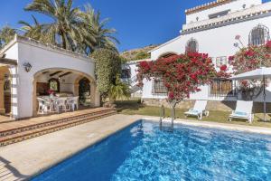 uma villa com uma piscina e uma casa em Casa Alba em Xàbia