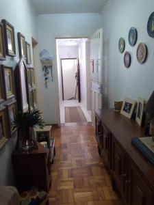 - un salon doté de parquet et d'un couloir dans l'établissement Casa e Ateliê de pintura Neiva Mario, à São Gabriel