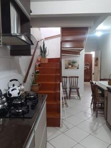 Nhà bếp/bếp nhỏ tại Casa e Ateliê de pintura Neiva Mario