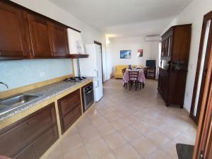 Η κουζίνα ή μικρή κουζίνα στο Piccolo Residence vicino alla spiaggia con bellissima vista mare