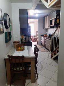 Casa e Ateliê de pintura Neiva Mario في ساو غابرييل: مطبخ مع طاولة وكراسي في غرفة
