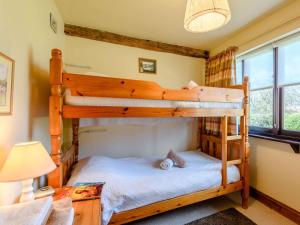 ウールにある3 Bed in Coombe Keynes DC029のベッドルーム1室(二段ベッド2組、ランプ付)