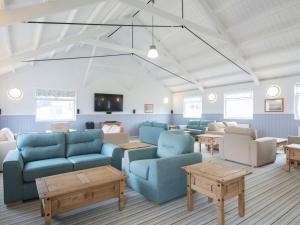 una sala de espera con sofás y mesas azules en 2 Bed in Mundesley KT152 en Mundesley