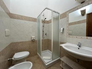 Koupelna v ubytování Hotel I Menhirs + 31 fotografií