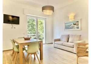 een woonkamer met een tafel en een bank bij (3 suites in the sea) luxe apartment in Camaiore