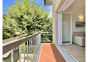 een balkon van een huis met een bank bij (3 suites in the sea) luxe apartment in Camaiore