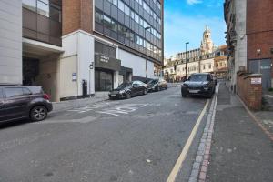 un grupo de coches estacionados en una calle de la ciudad en Lovely Spacious Central Croydon Apartment en Croydon