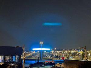 un objeto azul en el cielo sobre un estacionamiento en Hitin studio, en Riad