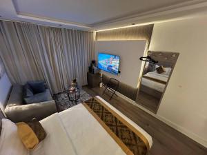 Habitación de hotel con cama y sofá en Hitin studio, en Riad