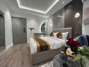 1 dormitorio con 1 cama grande y 1 sofá en Hitin studio, en Riad