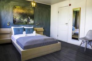 ein Schlafzimmer mit einem Bett und einem Wandgemälde in der Unterkunft Lillehammer Turistsenter Budget Hotel in Lillehammer