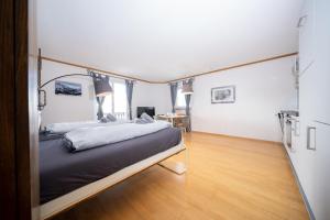een slaapkamer met een bed en een tafel in een kamer bij Studio Chasa Muschna, Vulpera in Vulpera