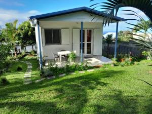 a small house with a table in a yard at La case Bouisseau du Sud Sauvage in Saint-Joseph