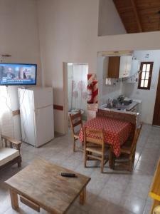 uma sala de estar com uma mesa e uma cozinha em Geraike em El Calafate