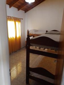 um quarto com 2 beliches e uma janela em Geraike em El Calafate