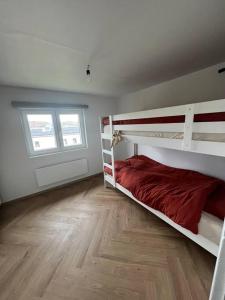 1 Schlafzimmer mit 2 Etagenbetten und Holzboden in der Unterkunft Chez Joséphine in Huy