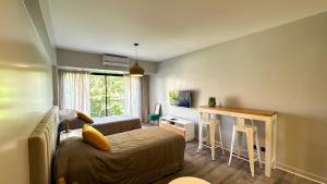 een woonkamer met een bank en een tafel bij Soho Rentals in Buenos Aires