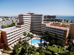 een luchtzicht op een groot gebouw met een zwembad bij Hotel Parasol by Dorobe in Torremolinos