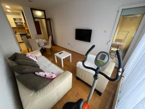 uma vista para uma sala de estar com um aspirador em Apartment Krstanovic em Banja Luka