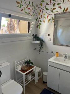 bagno con servizi igienici, lavandino e specchio di Casa Cactus Paraiso a Parque Holandes