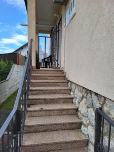 un conjunto de escaleras que conducen a una casa en Check In Rebro en Zagreb