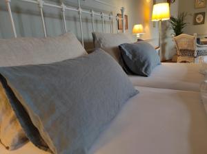 a bedroom with two beds and two pillows at Gartenzimmer im Schloss Neuhausen in Neuhausen