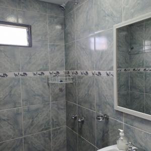 ネウケンにあるDepartamento Cerro Catedralのバスルーム(シャワー、トイレ、洗面台付)