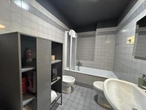 Kúpeľňa v ubytovaní Arena, Center, Hospital - "The Black"