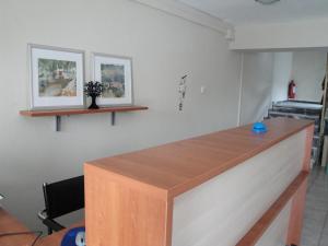 cocina con encimera de madera en una habitación en Filia, en Skiathos